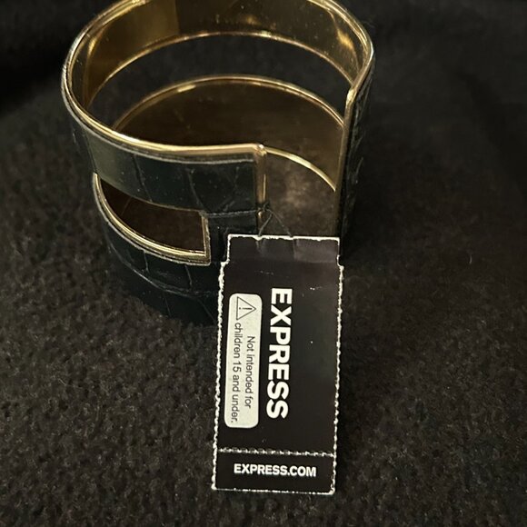 Express Leather Croc Cuff - Picture 5 of 6